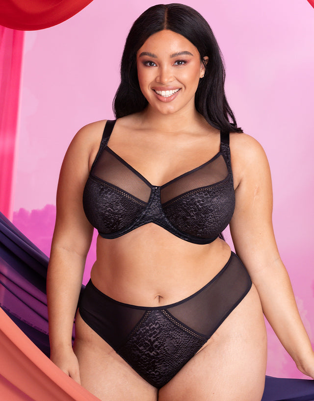 Model wears a size 32H