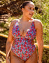 Model wears a size 32G/GG